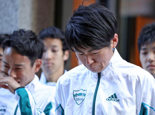 優勝を逃し、青学大4区岩見秀哉は泣きながらあいさつする（2019年1月3日撮影）