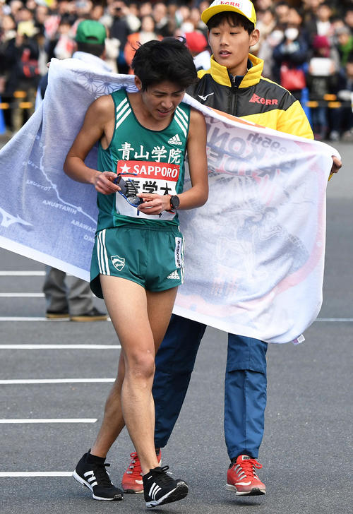 小田原中継所に3位で到着した青学大4区岩見秀哉（2019年1月2日撮影）