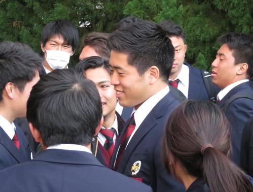 全国大学選手権準決勝で敗退し、後輩らに言葉をかける佐藤真吾主将（中央）（撮影・峯岸佑樹）