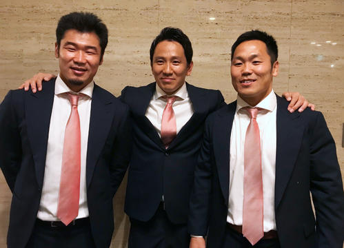 神戸製鋼を本年度限りで退団する右からWTB大橋由和、FB正面健司、CTB今村雄太（2019年1月24日撮影）