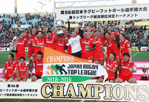 優勝を決めて喜ぶ神戸製鋼フィフティーン（2018年12月15日撮影）