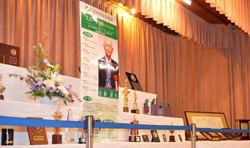 能代工元監督の故加藤広志氏が残した遺品や思い出の品が多数展示された一周忌追悼展(撮影・鎌田直秀)