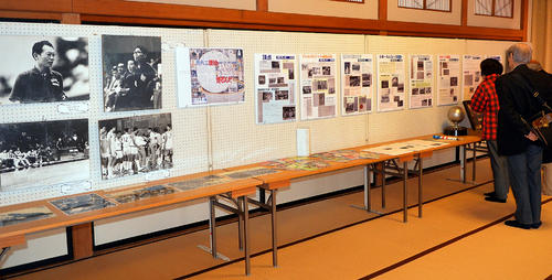 思い出の写真や盾などが多数並べられた加藤広志氏の一周忌追悼展(撮影・鎌田直秀)