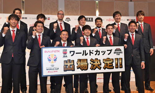 W杯出場を決め笑顔を見せる篠山竜青（前列左から4人目）らバスケ男子日本代表の選手たち（2019年2月25日撮影）