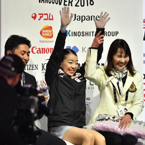 18年12月8日、グランプリファイナルで優勝が決まり、両手を上げる紀平。右は浜田美栄コーチ