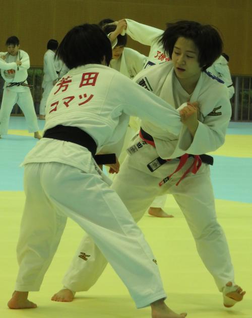 代表合宿で乱取りする芳田司（右）と妹の真（撮影・峯岸佑樹）