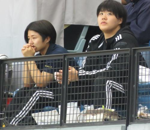 18年講道館杯女子48キロ級決勝で妹・真の試合を祈るように見守る芳田司（左）（撮影・峯岸佑樹）
