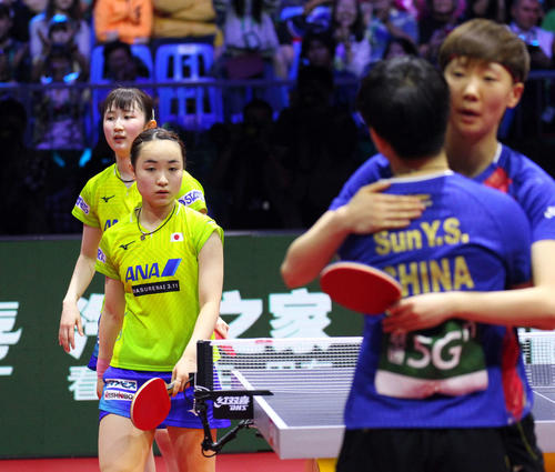 中国ペアとの女子ダブルス決勝に敗れ、肩を落とす伊藤（右）と早田（2019年4月28日撮影）