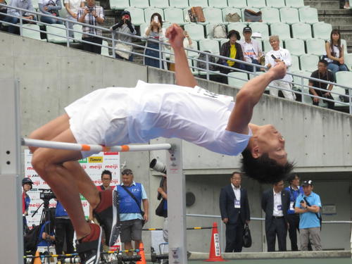 19年6月2日　男子走り高跳び（切断などT44）決勝　成田緑夢はバーに対してほぼ真横の位置からの助走で1メートル76をクリアした（撮影・小堀泰男）