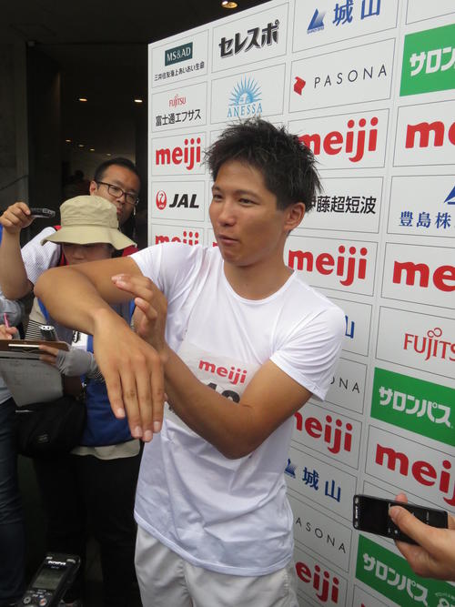 19年6月2日　　男子走り高跳び（切断などT44）決勝　成田緑夢は会見でジャンプの感覚を身ぶり手ぶりで説明する（撮影・小堀泰男）