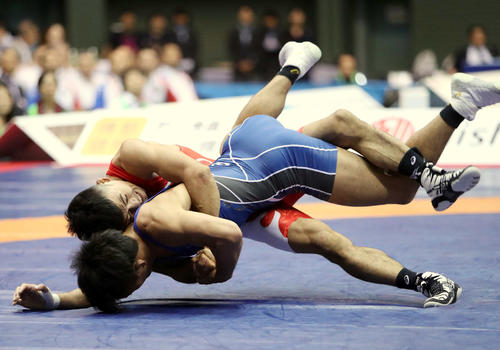 男子60キロ級グレコローマン決勝、太田（手前）を攻める文田（2019年6月16日撮影）