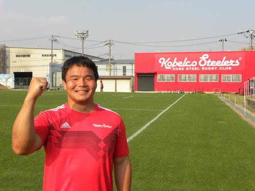 神戸製鋼での2季目を前に笑顔を見せるフッカー有田隆平（撮影・松本航）