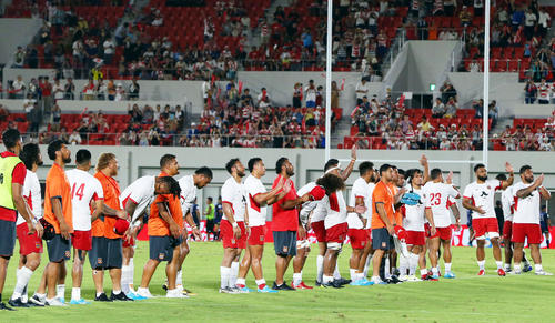 日本に敗れたトンガの選手たちは試合後、スタンドの観客にあいさつする（2019年8月3日撮影）