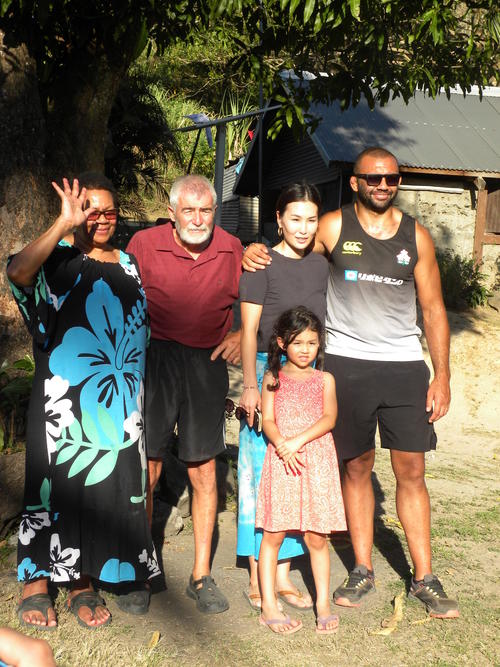 フィジー・タブア郊外の集落で記念写真するリーチ・マイケル（右端）の家族。左から母イバさん、父コリンさん、知美夫人。手前は長女のアミリア真依ちゃん（撮影・松本航）