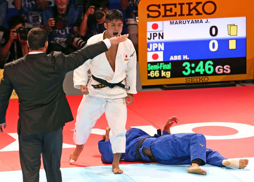 男子66キロ級　阿部（右）を下して決勝進出を決め雄たけびを上げる丸山（撮影・河野匠）