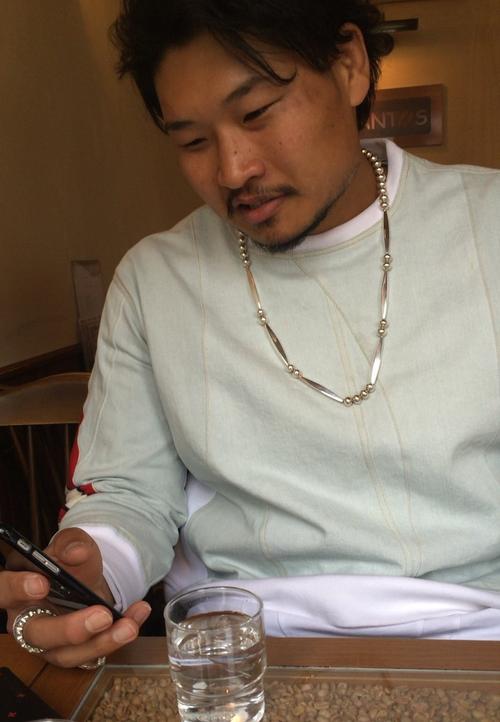 喫茶店「サントス」でマンデリンを待つ稲垣啓太