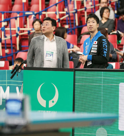 卓球ワールドカップ団体戦 会場を見つめながら関係者と話す水谷隼(右)