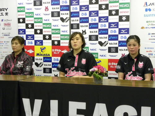 16日、久光製薬戦の勝利を振り返る右から姫路の竹下佳江監督、金杉由香、堀込奈央（撮影・松本航）