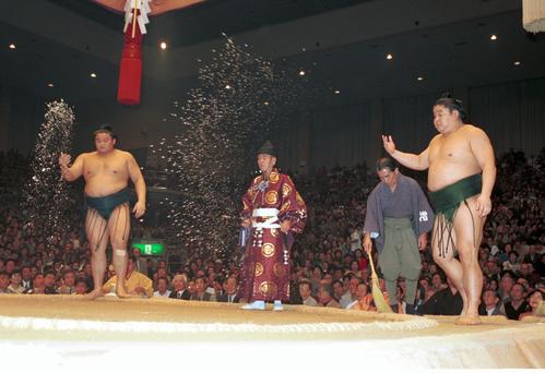 大相撲九州場所千秋楽　史上初の兄弟対決となった優勝決定戦で塩をまく貴乃花（左）と若乃花（1995年11月26日撮影）