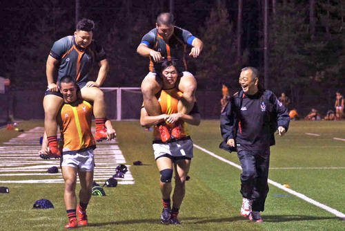 選手とともにグラウンドを走る京産大ラグビー部大西健監督（右）（撮影・真柴健）
