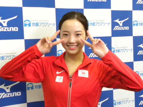 12月14日、京都府総体の選手権女子を制し、サービスでポーズを決める本田真凜(撮影・松本航)