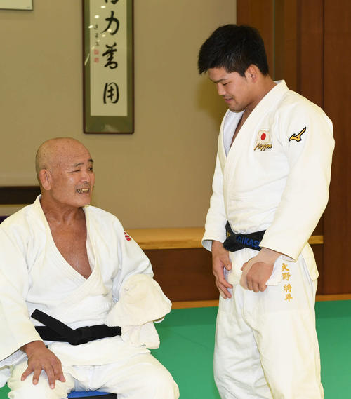 男子柔道合宿に参加した岡野氏(左)は大野に声をかける(撮影・山崎安昭)