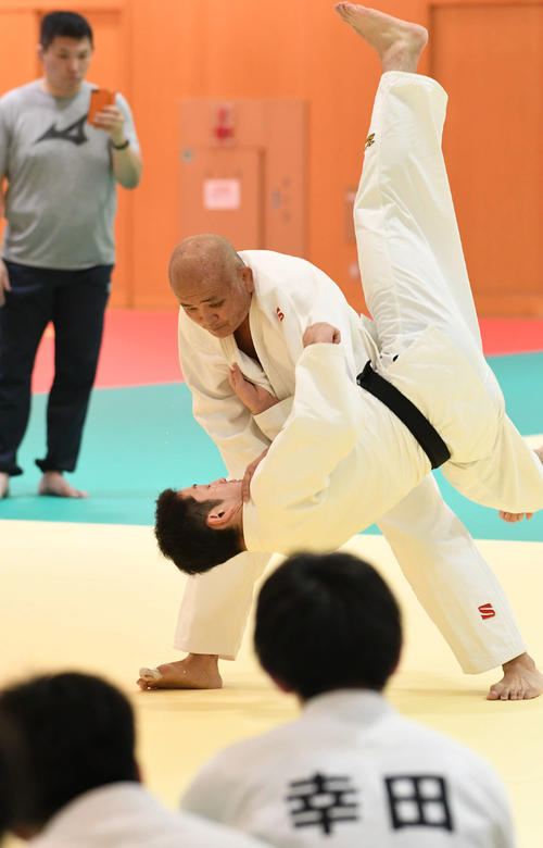 男子柔道合宿で実演して選手にアドバイスする岡野氏(中央)(撮影・山崎安昭)