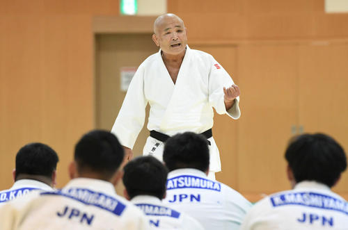 男子柔道合宿で選手にアドバイスする岡野氏(撮影・山崎安昭)