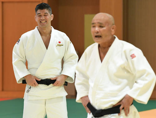 男子柔道合宿で井上監督(左)は、岡野氏の珍解答に笑顔を見せる(撮影・山崎安昭)