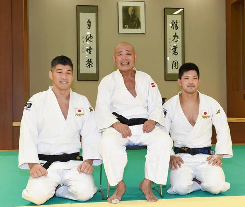 男子柔道合宿に参加した岡野氏(中央)は井上監督、大野と記念撮影(撮影・山崎安昭)