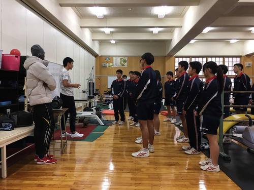 静岡・小笠高の生徒の前で話をする飯塚とシブシソ・マツェンジワ