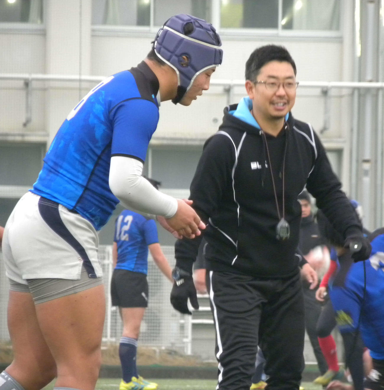御所実の選手を指導するプロコーチの二ノ丸友幸氏（右）（撮影・松本航）