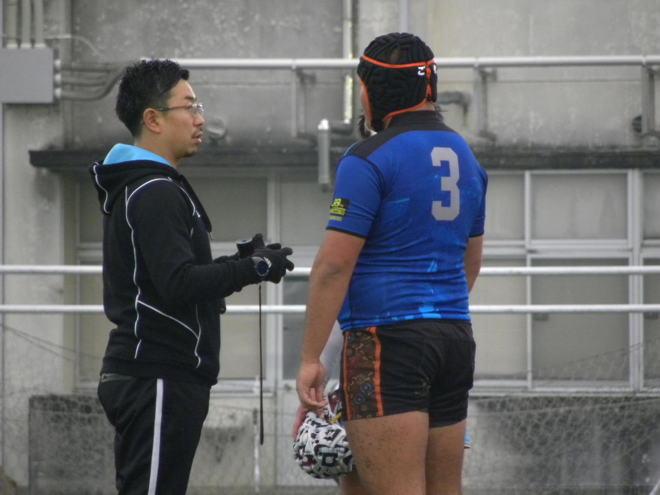 御所実の選手を指導するプロコーチの二ノ丸友幸氏（左）（撮影・松本航）
