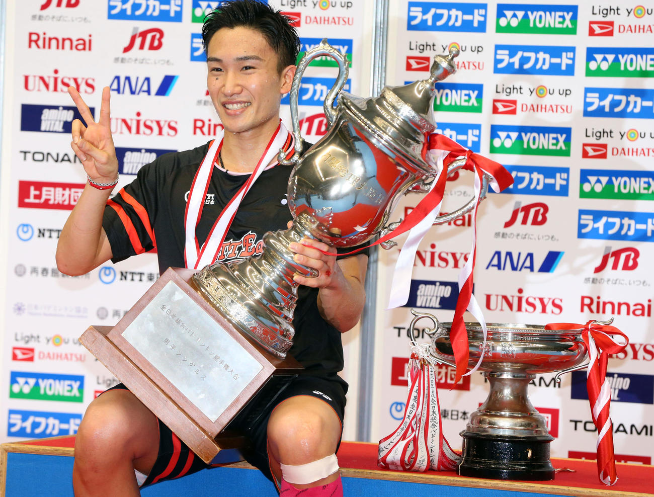 全日本連覇を達成した桃田は優勝トロフィーと笑顔で写真に納まる（2019年12月1日撮影）