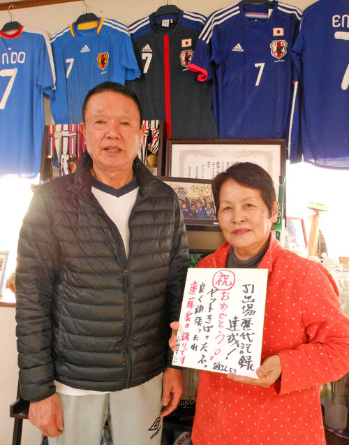 遠藤の記録を鹿児島市の実家で喜ぶ父武義さん（左）と母ヤス子さん（撮影・横田和幸）