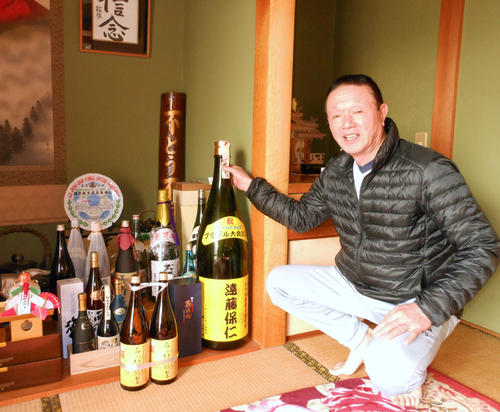遠藤の実家では父武義さんが過去のお祝いの焼酎を多数飾っている（撮影・横田和幸）
