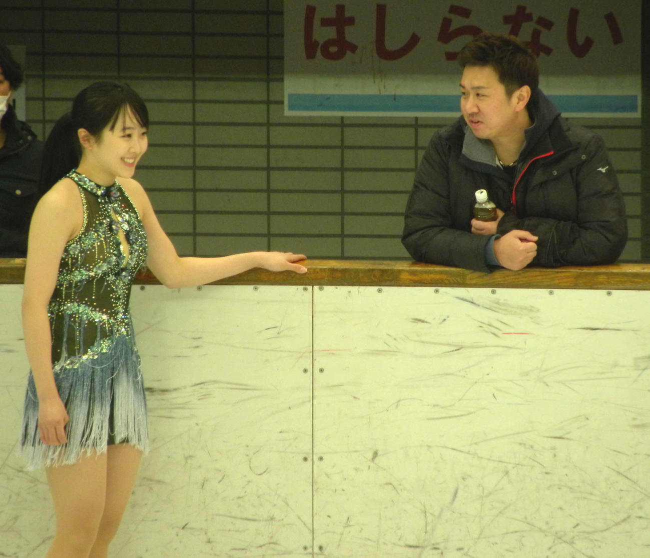 全大阪選手権の演技前に笑顔を見せる本田望結（左）と本田武史コーチ（撮影・松本航）