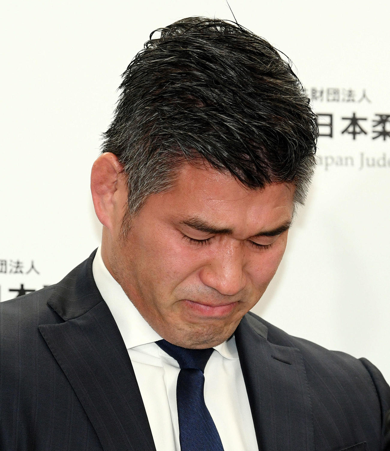 東京五輪代表内定者を発表し落選した選手を思い感極まる井上男子監督（撮影・滝沢徹郎）