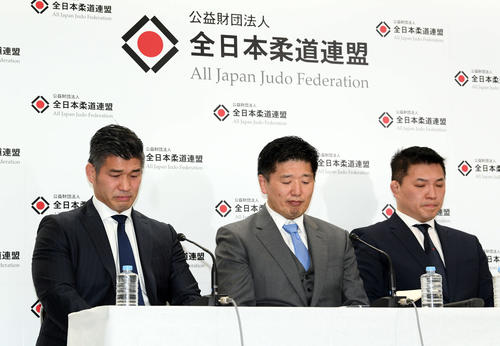 東京五輪代表内定者を発表し、落選した選手を思い感極まる井上男子監督（左）。中央は金野強化委員長。右は増地女子監督（2020年2月27日撮影）
