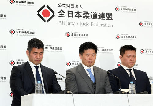 東京五輪代表内定者を発表し、落選した選手を思い感極まる井上男子監督(左)。中央は金野強化委員長。右は増地女子監督(2020年2月27日撮影)