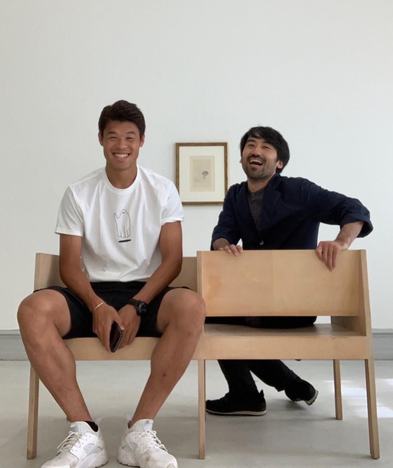 酒井宏樹と笑みを浮かべる要田和紀さん（右）（本人提供）