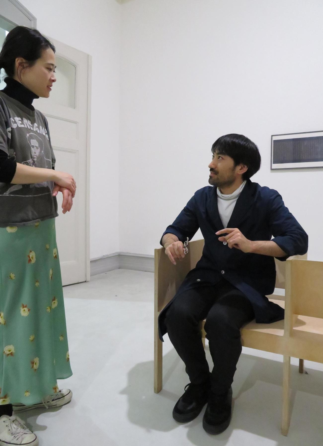 女性スタッフと打合せする要田和紀さん（撮影・峯岸佑樹）