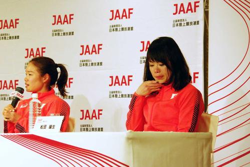 東京五輪マラソン代表内定会見に補欠2番手として出席し、一山の隣で涙ぐむ松田（右）（2020年3月12日撮影）