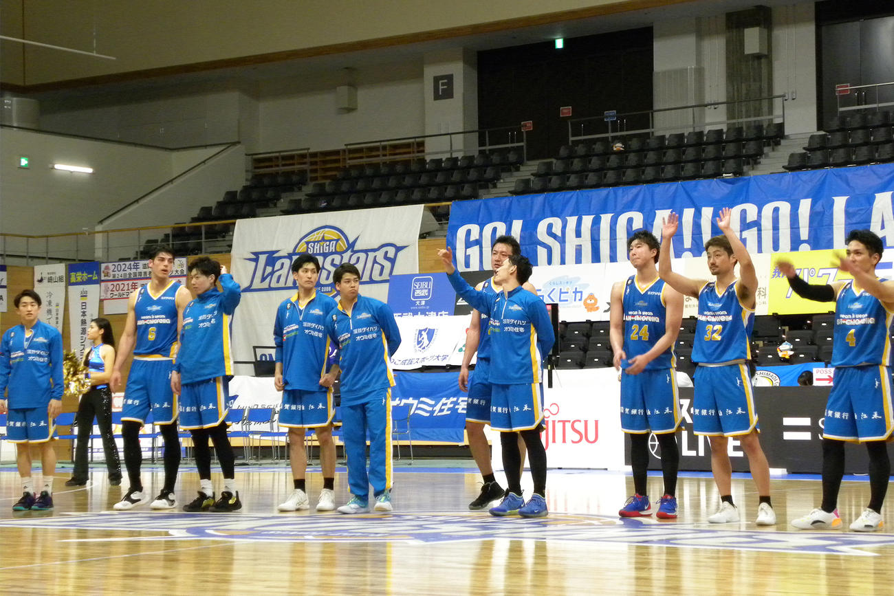無観客のA東京戦後にあいさつする滋賀の選手たち（撮影・松本航）