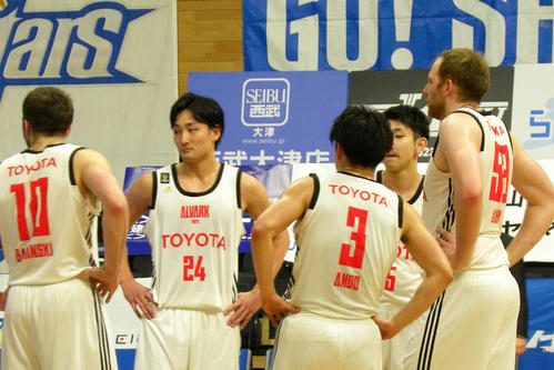 無観客の滋賀戦で仲間と話す田中大貴（左から2人目）らA東京の選手たち（撮影・松本航）