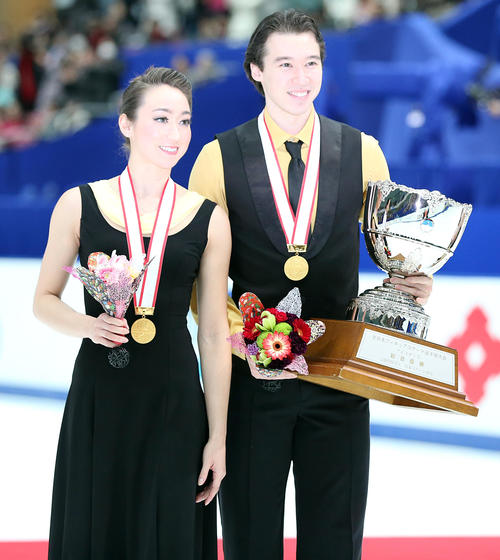 アイスダンスで優勝したクリス・リード（右）とキャシー・リード兄弟（2014年12月28日）
