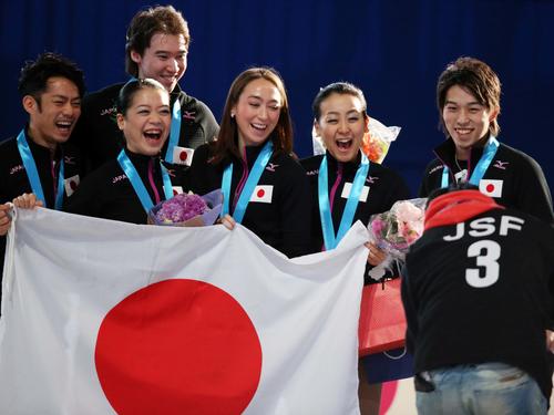 フィギュア国別対抗　3位となった日本。左から高橋大輔、鈴木明子、キャシー・リード、浅田真央、無良崇人。後方はクリス・リード＝2013年4月13日