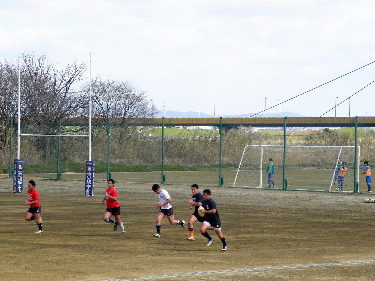 淀川の河川敷にある練習場でパスを回す常翔学園の選手たち（撮影・松本航）
