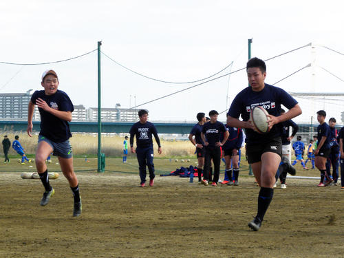 練習で元気よくパスを回す常翔学園の選手たち(撮影・松本航)