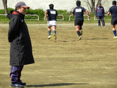 練習を見守る常翔学園の野上友一監督(撮影・松本航)